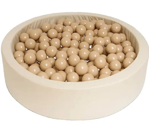 Alberca redonda llena de pelotas en tono beige