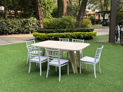 Mesa redonda de madera clara con seis sillas