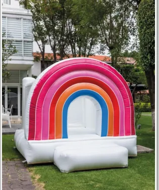 Inflable Arcoíris montado en jardín