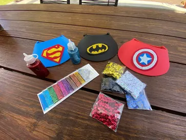 Viseras de superhéroe con materiales para decorar